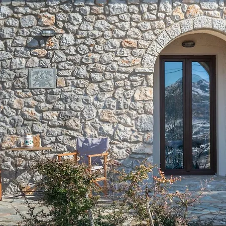 Dianne - Your In Mount Parnassos Villa Arájova